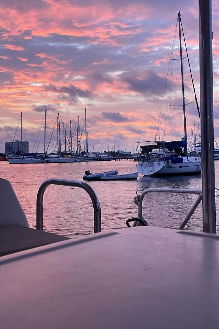 Hotel en barco Catamaran In Bay *