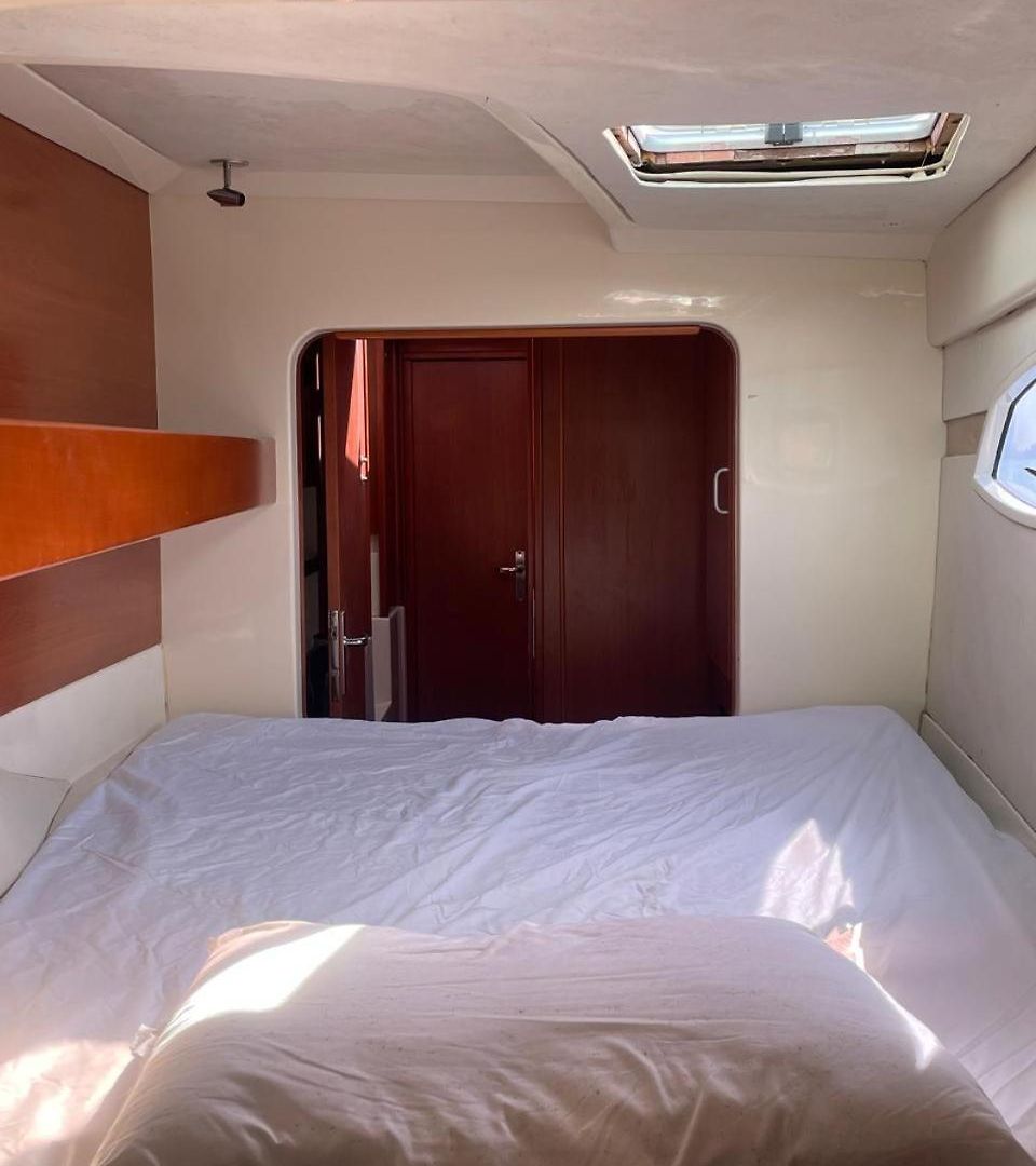 Catamaran In Bay Hotel en barco