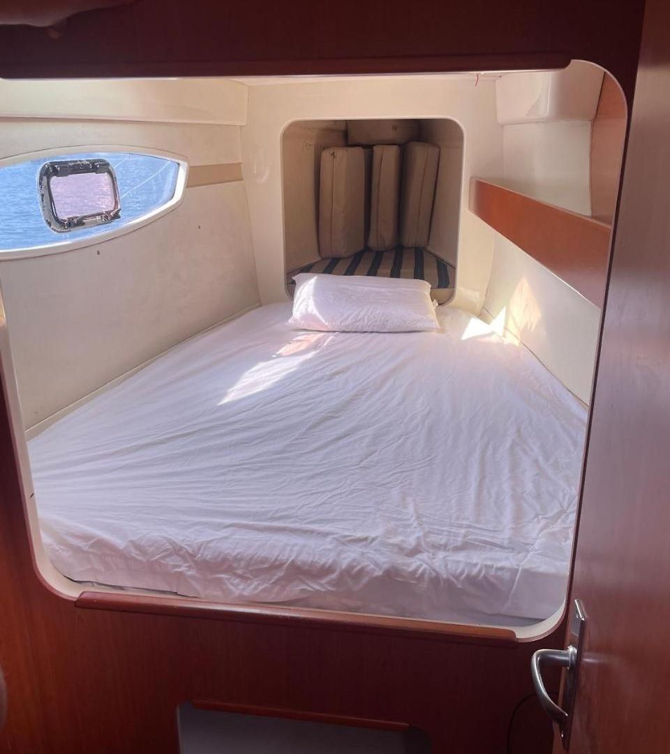 Catamaran In Bay Hotel en barco