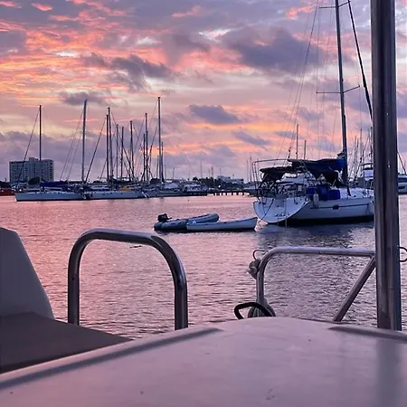 Hotel en barco Catamaran In Bay *