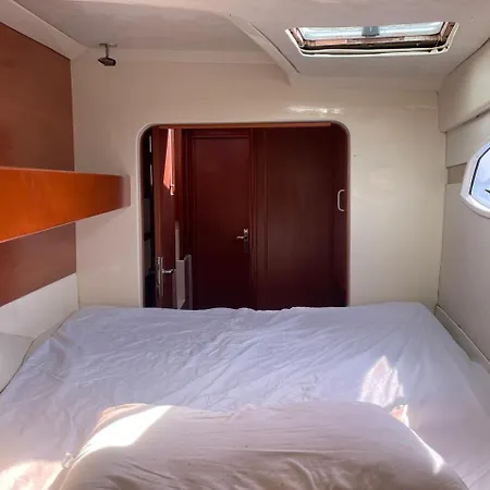 Catamaran In Bay Hotel en barco