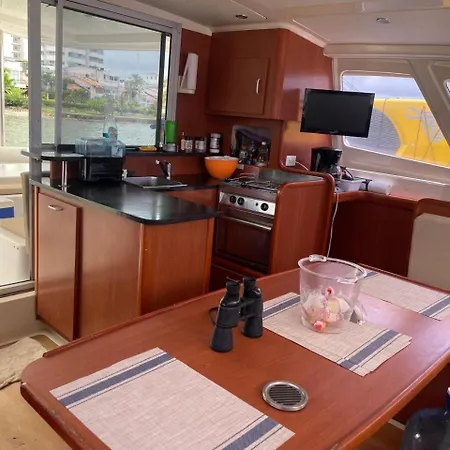 Hotel en barco Catamaran In Bay Cartagena