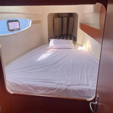 Catamaran In Bay Hotel en barco