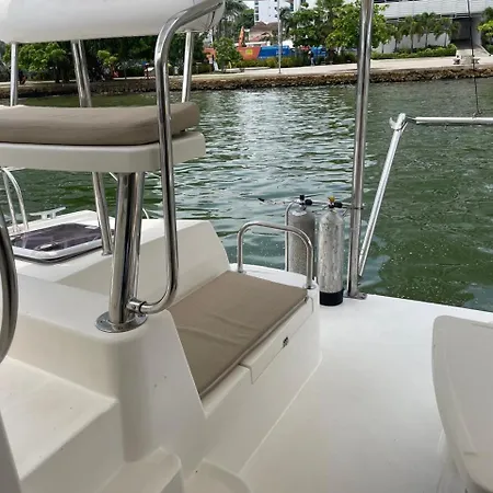 Hotel en barco Catamaran In Bay *