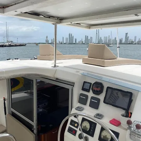 Catamaran In Bay Hotel en barco Cartagena