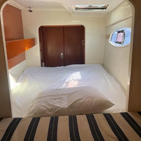 Catamaran In Bay Hotel en barco Cartagena